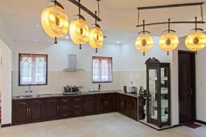 Dapur atau dapur kecil di Elevate your next Adventure at Villa Calangute Goa