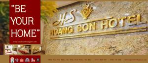 um sinal na lateral de um edifício em Hoang Son Hotel Can Tho em Can Tho