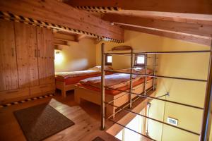 2 łóżka piętrowe w pokoju z drewnianymi ścianami w obiekcie Appartement Haus Schröder w mieście Söll
