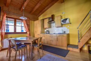 Kuchnia lub aneks kuchenny w obiekcie Appartement Haus Schröder