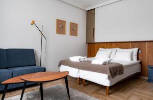 ein Schlafzimmer mit einem Bett, einem Stuhl und einem Tisch in der Unterkunft Narva Hotell & Spaa in Narva + 84 Fotos