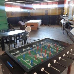Midway Accommodation في سد غاريب: طاولة ألعاب في غرفة مع طاولة وكراسي