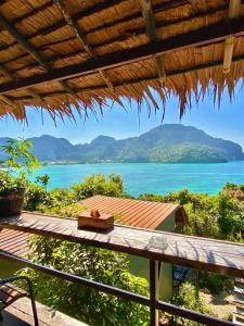 - une vue sur l'océan depuis la terrasse d'une maison dans l'établissement Phi Phi Sea Sky Resort, sur les Îles Phi Phi