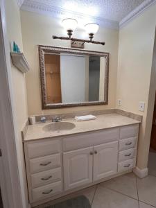 Mynd úr myndasafni af Entire Single Family home 3 bed 2 bath in water front big cozy back yard view í Coconut Creek