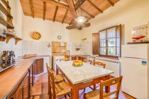 A kitchen or kitchenette at Sun Hill Apartments