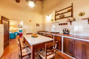 A kitchen or kitchenette at Sun Hill Apartments