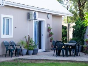 un grupo de sillas y una mesa frente a una casa en Essi Selfsorg Akkommodasie, en Beaufort West