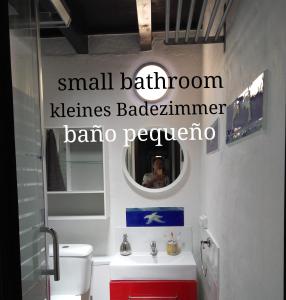 ein Badezimmer mit einem kleinen Bad heinemann bathroomennaenna baro peoria in der Unterkunft ALOELUXVILLA COM (II) in Tías