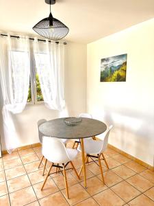 a dining room with a table and chairs at Ti Kaz Apaya in Saint-Pierre