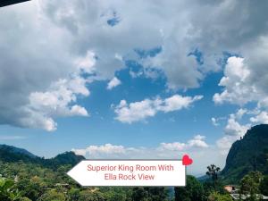 een bord met een superior kamer met kingsize bed en uitzicht op de eland-rotsen bij The Rock Face in Ella