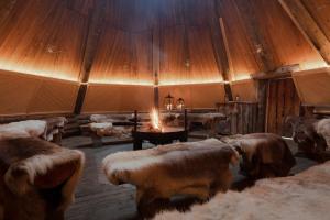 a room with a room with a room with fur tables and a room with at Lapland Hotels Ylläskaltio in Äkäslompolo