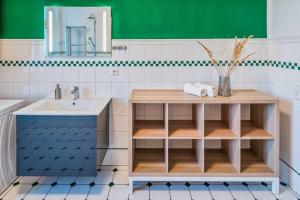 a bathroom with a sink and a counter with a sinkessment at cozy Apartment -Kerner- in Meißen mit MagentaPlus in Meißen