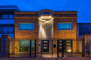 un edificio con una puerta delante de él en Hotel Classic, en Bogotá