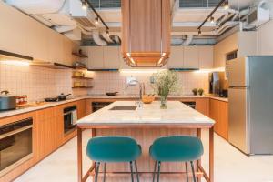 Η κουζίνα ή μικρή κουζίνα στο Weave Suites - Central West