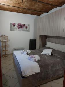 a bedroom with a bed with towels on it at L' anfora Locazione Turistica in Terni