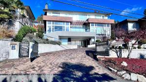 uma imagem de uma casa com uma entrada em Kia Oceanview Property em West Vancouver