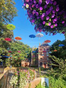 um monte de guarda-chuvas pendurados sobre um edifício em Camping Siesta em Lille