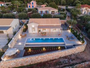 una vista aérea de una casa con piscina en Summer Breeze Villa, en Tzamarelláta