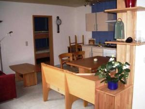 eine Küche und ein Esszimmer mit einem Tisch und Stühlen in der Unterkunft Berliner Hütte in Neustadt