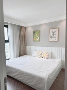 1 dormitorio con 1 cama grande con sábanas blancas en Căn hộ Altara 5 sao Quy Nhơn - Thiên Trang apartment en Quy Nhon