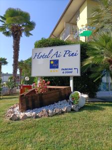 ein Hotel ein Plus-Schild vor einem Gebäude in der Unterkunft Hotel Ai Pini in Grado