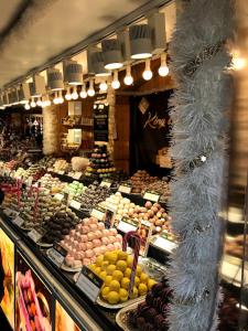 una tienda llena de frutas y verduras en Supreme City Center Apartment, en Budapest