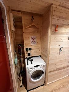 una lavatrice e un'asciugatrice in una cabina di legno di Les appartements Makalu Val Thorens a Val Thorens