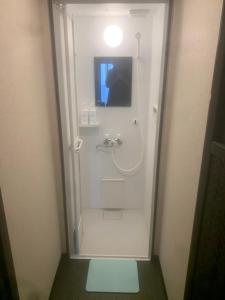 a bathroom with a shower with a glass door at 久宿　琉璃子 in Kyoto