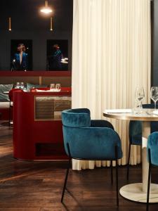 a dining room with blue chairs and a table at Mercure Hôtel Le Touquet in Le Touquet-Paris-Plage