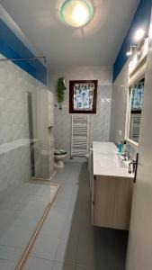 a bathroom with a sink and a shower and a toilet at Apartaments Marina del Cavallino in Cavallino-Treporti