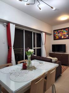 TV a/nebo společenská místnost v ubytování Verdon Parc Condominium