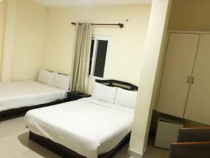 Un pat sau paturi într-o cameră la Phuong Hong Guesthouse