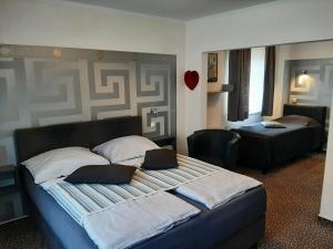 um quarto com uma cama grande e 2 almofadas em Katharina die Kleine em Bad Zwischenahn