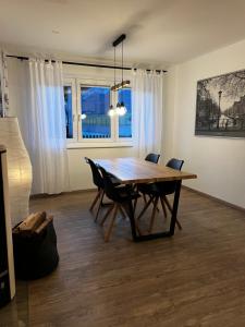una sala da pranzo con tavolo e sedie in legno di Apartment Gröbming Nord a Gröbming