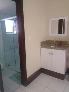 a bathroom with a sink and a shower at Apartamento Condomínio Porto Bracuhy in Angra dos Reis