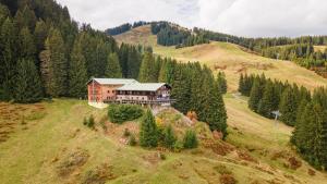 eine Luftansicht eines Hauses auf einem Hügel in der Unterkunft Berggasthof Hörnerhaus in Bolsterlang