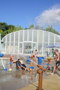 Bazén v ubytování Camping Nature L'Airial nebo v jeho okolí
