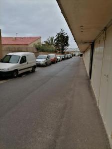 uma fila de carros estacionados ao lado de uma rua em PALMA II em Port-la-Nouvelle