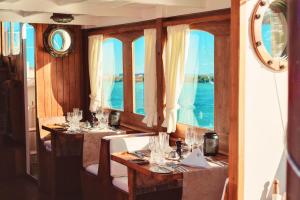 Restoran või mõni muu söögikoht majutusasutuses Hôtel 20 Degrés Sud - Relais & Châteaux