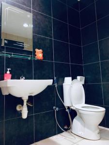 サイバージャヤにあるCats' Kingdom SOHO-Dpulze Cyberjaya, Fit 5paxのバスルーム(トイレ、洗面台付)