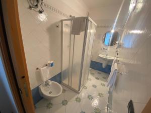 La salle de bains est pourvue d'une douche, de toilettes et d'un lavabo. dans l'établissement Gatto Bianco le Dimore, à Bari