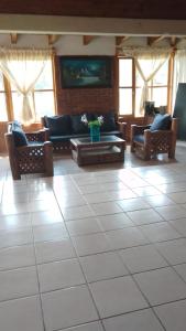 sala de estar con sofás y suelo de baldosa. en Cabaña cerca del Santuario Valle de Bravo en Valle de Bravo