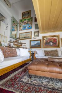 salon z 2 łóżkami i kanapą w obiekcie Panorama w mieście Simi