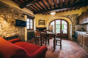 - un salon avec un canapé rouge et une table dans l'établissement Casa Vacanza La Pozza, à Molazzana