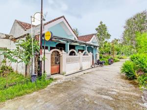 een huis aan de kant van een weg bij OYO Life 2546 Griya Widya Syariah in Klaten