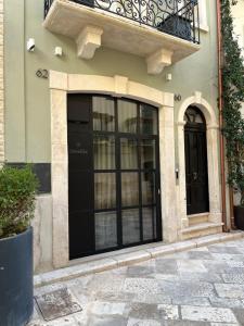 The facade or entrance of Smallis Apartment