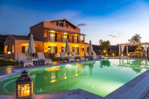 ein Haus mit einem Pool vor einem Haus in der Unterkunft Eleni Luxury Villa in Almiros Beach