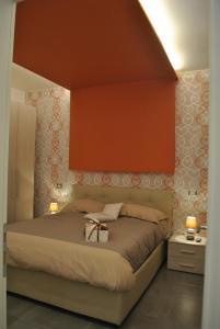 een slaapkamer met een groot bed met een rood hoofdeinde bij Happy Home in Fiumicino