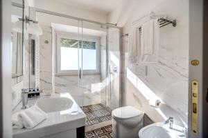 A bathroom at Vigna Caio Relais & Spa
