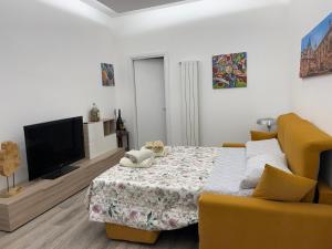 パレルモにあるDimora del Buongustaioのリビングルーム(ベッド1台、薄型テレビ付)